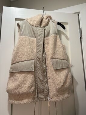 Varley Waller Sherpa Gilet Vest in Sandshell Dove